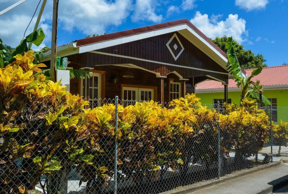 River Breeze Villa, 5 minutes to beach and town view 5