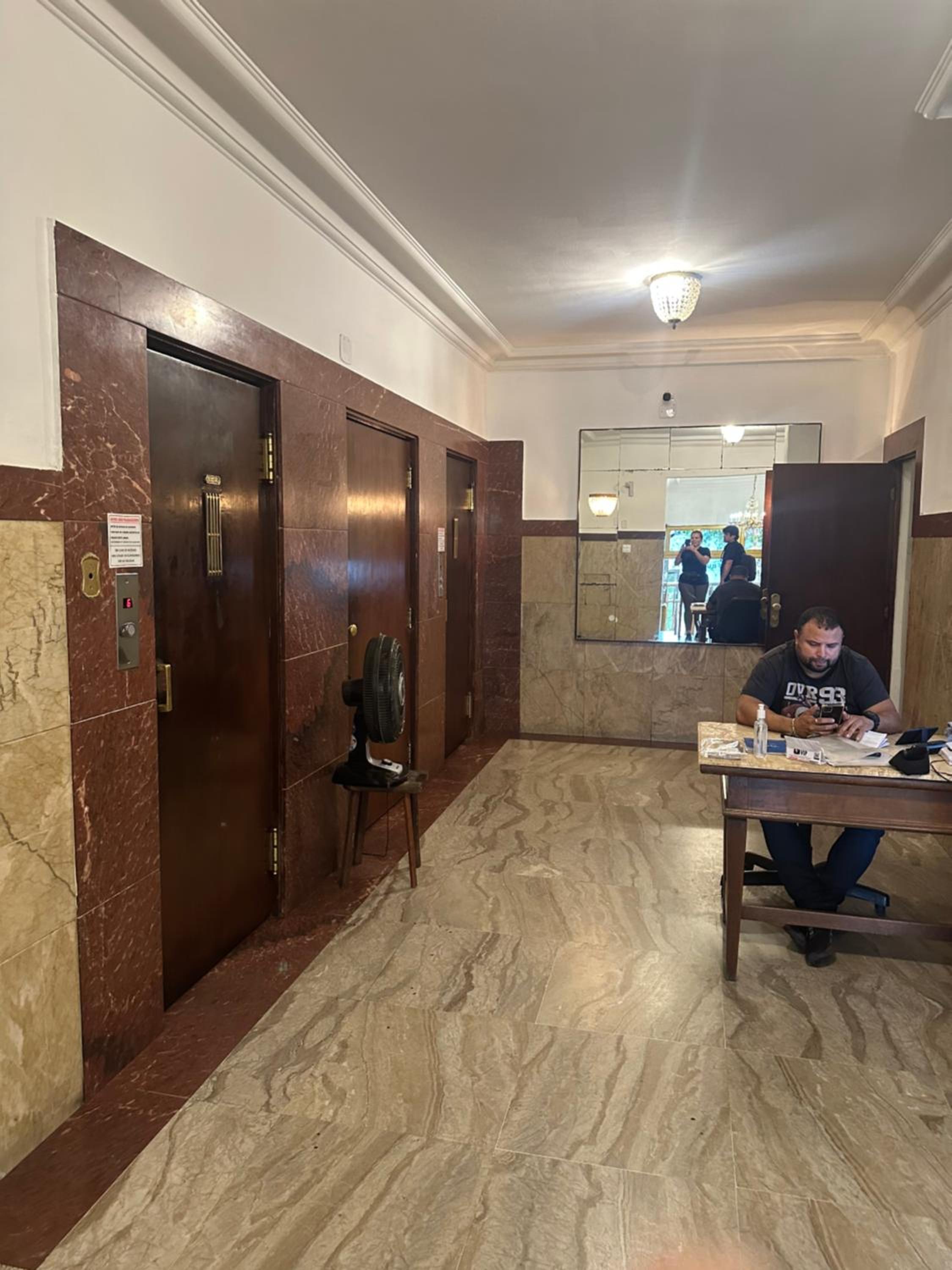 Espaçoso apartamento reformado em Copacabana