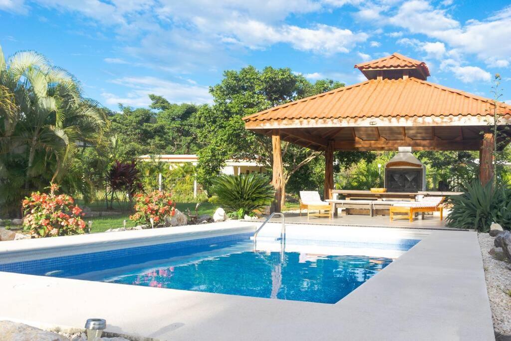 Samara Sunshine Retreat: Cozy Countryside Haven