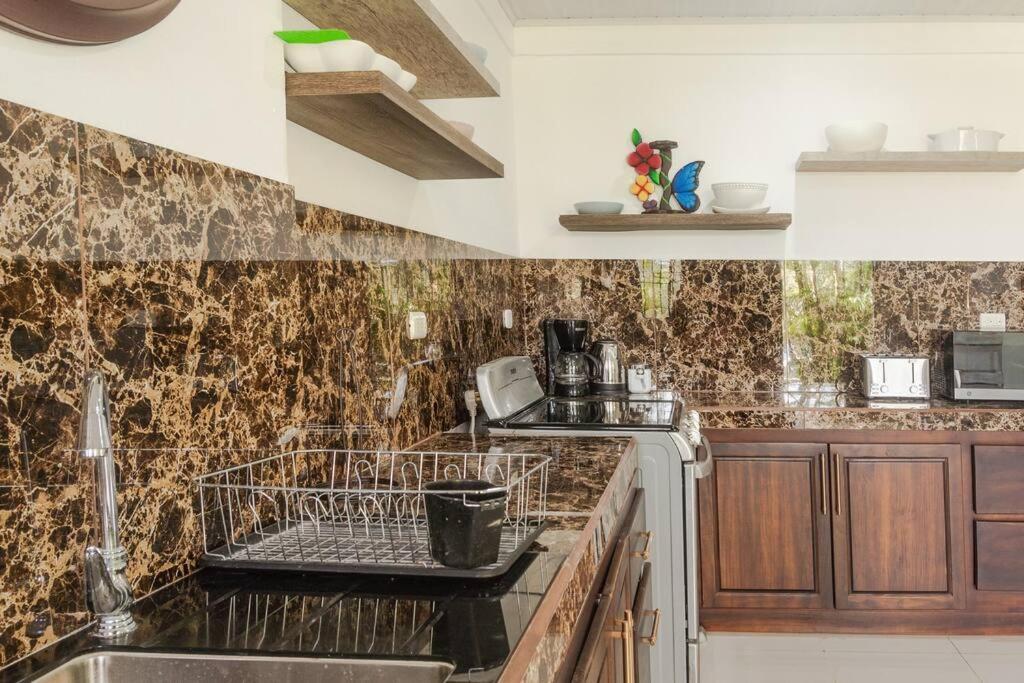 Samara Sunshine Retreat: Cozy Countryside Haven