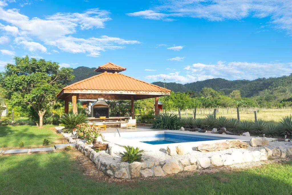 Samara Sunshine Retreat: Cozy Countryside Haven