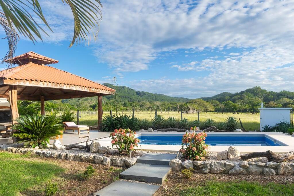 Samara Sunshine Retreat: Cozy Countryside Haven