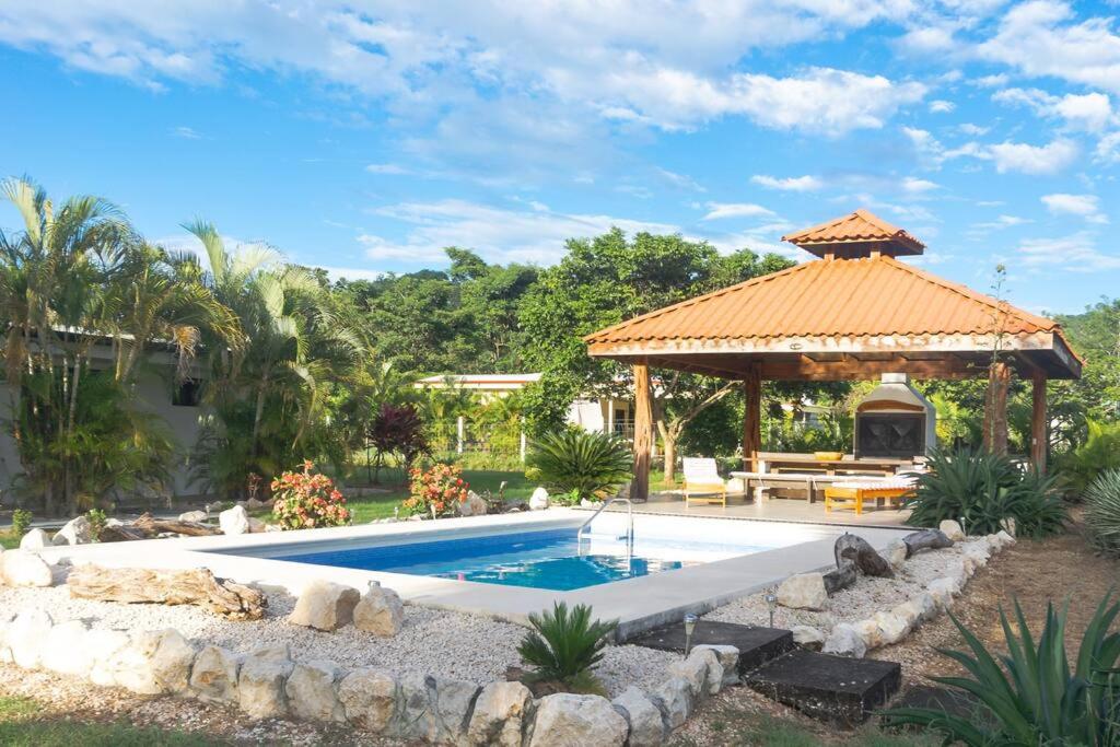 Samara Sunshine Retreat: Cozy Countryside Haven