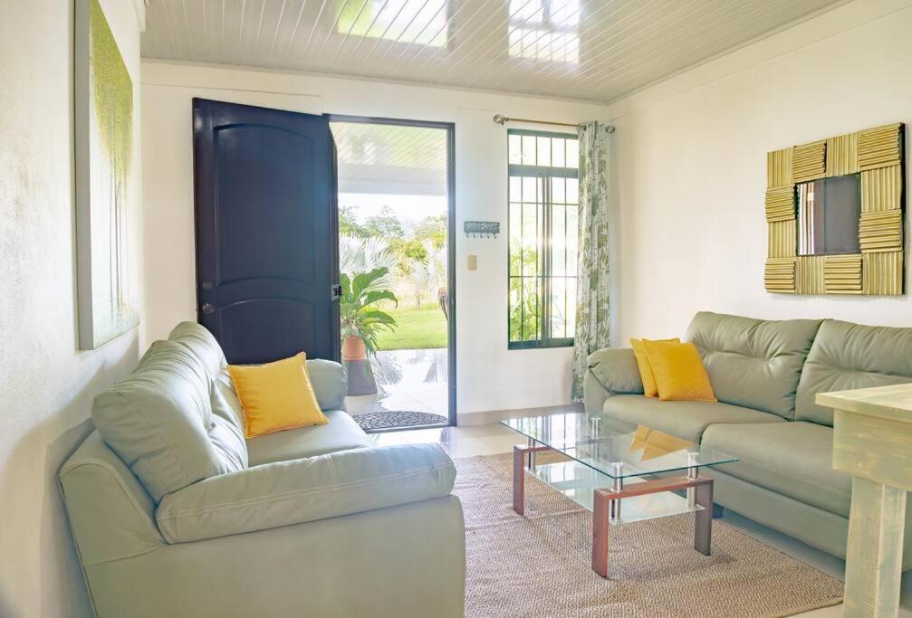 Samara Sunshine Retreat: Cozy Countryside Haven