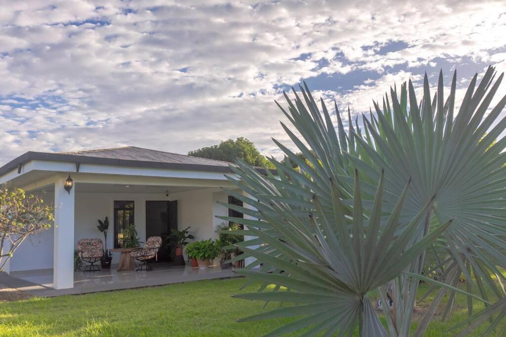 Samara Sunshine Retreat: Cozy Countryside Haven