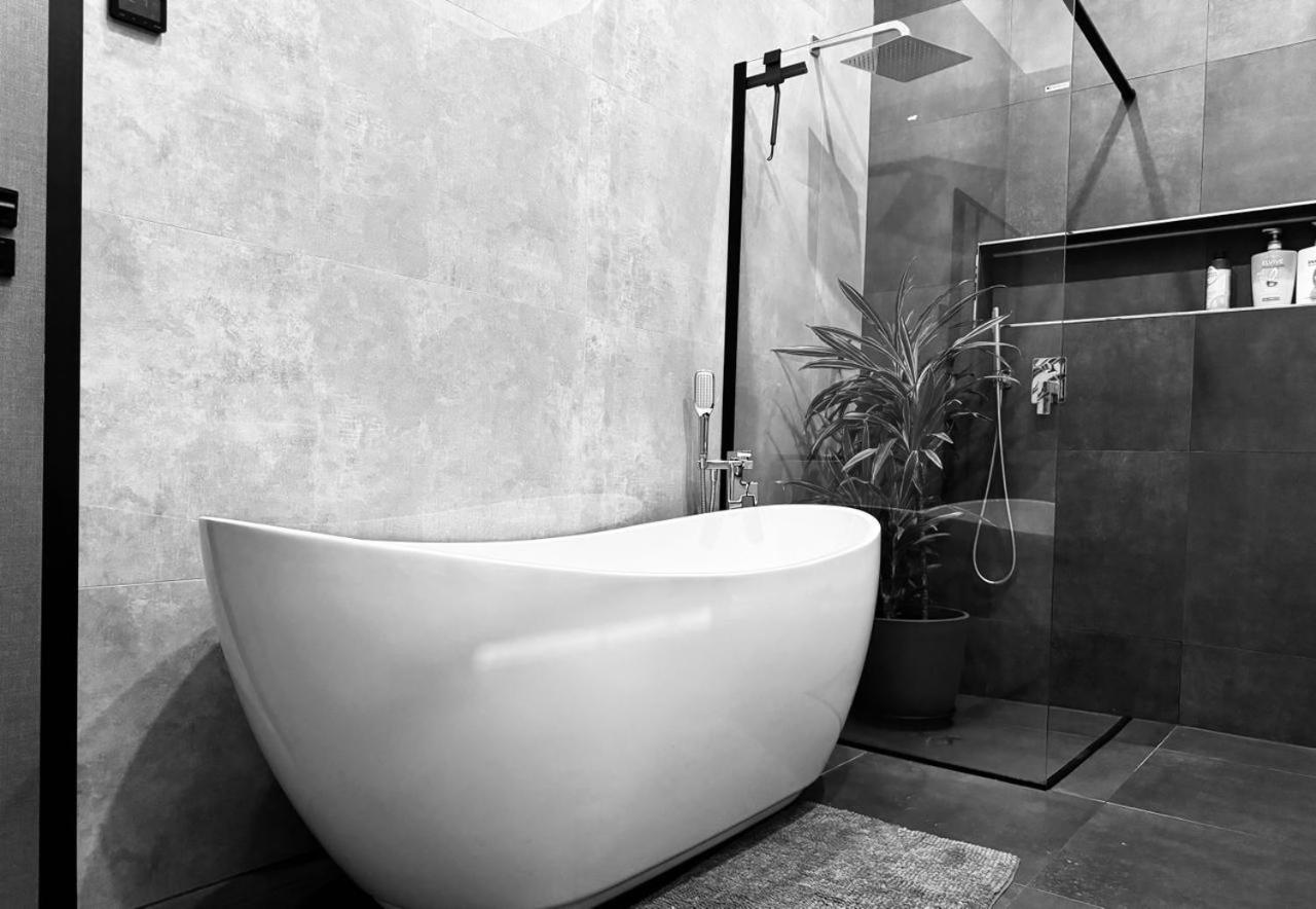 Luxury villa with breathtaking view & hot tub, middle of Golden Circle , Smart home lights & electronics for comfort view 4