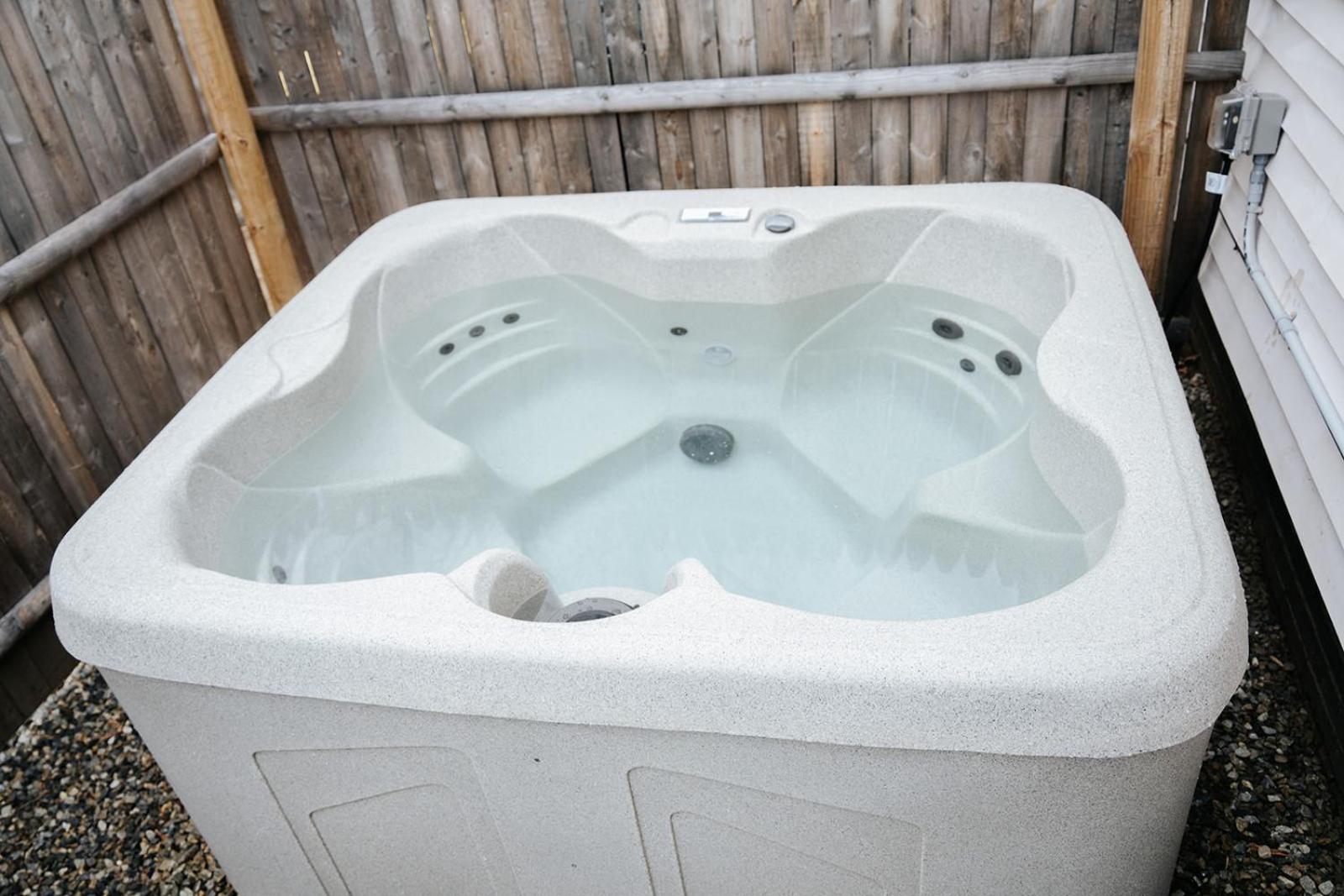 Hotel New! Cozy & Modern Unit W/hot Tub