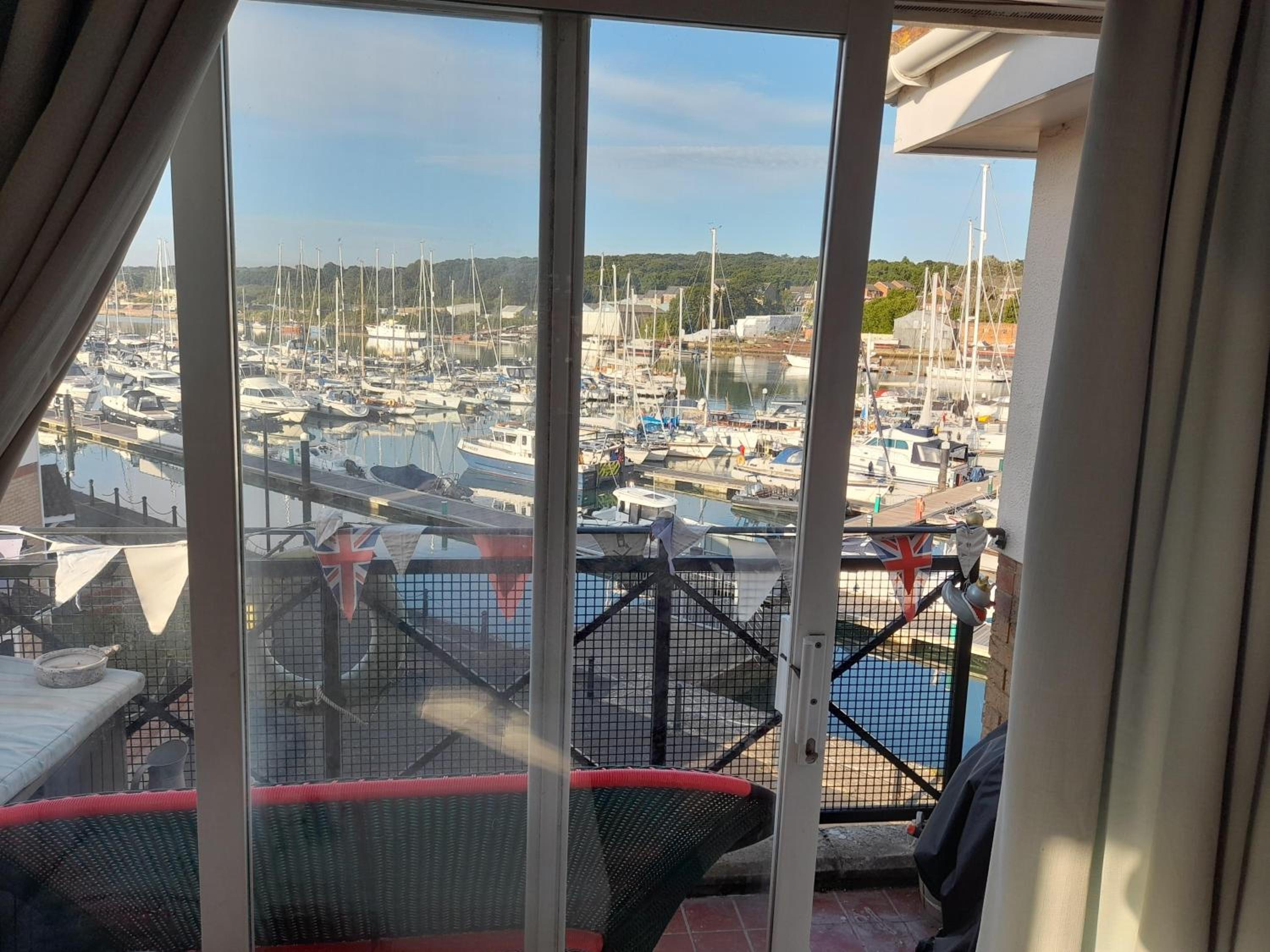 Marina View South Facing Balcony Sunny Apartment