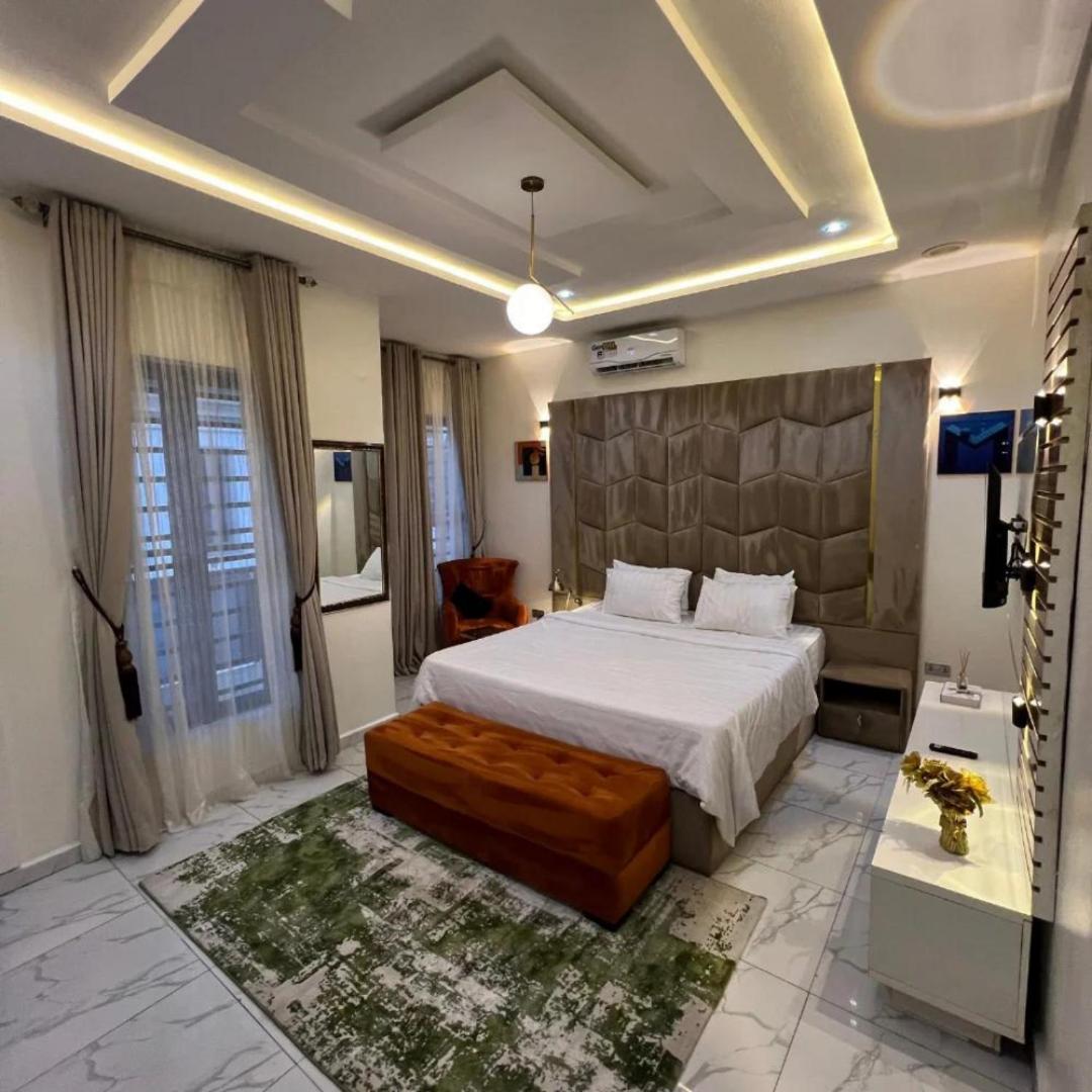 Fully Furnished 3 bedroom Shortlet Apartment in Orchid Road, Lekki with Constant Power view 5