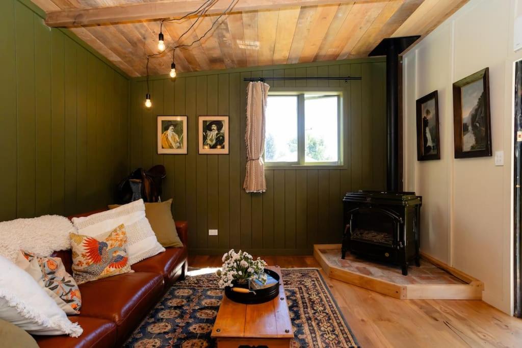 THE STABLES, a self contained farmstay featuring outdoor baths, fireplace & wineries view 5