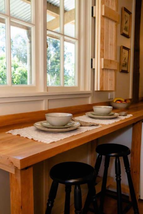 THE STABLES, a self contained farmstay featuring outdoor baths, fireplace & wineries view 4
