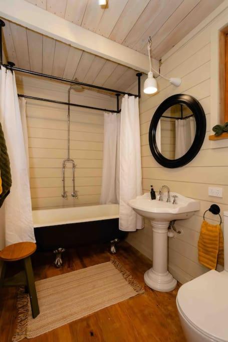 THE STABLES, a self contained farmstay featuring outdoor baths, fireplace & wineries view 3