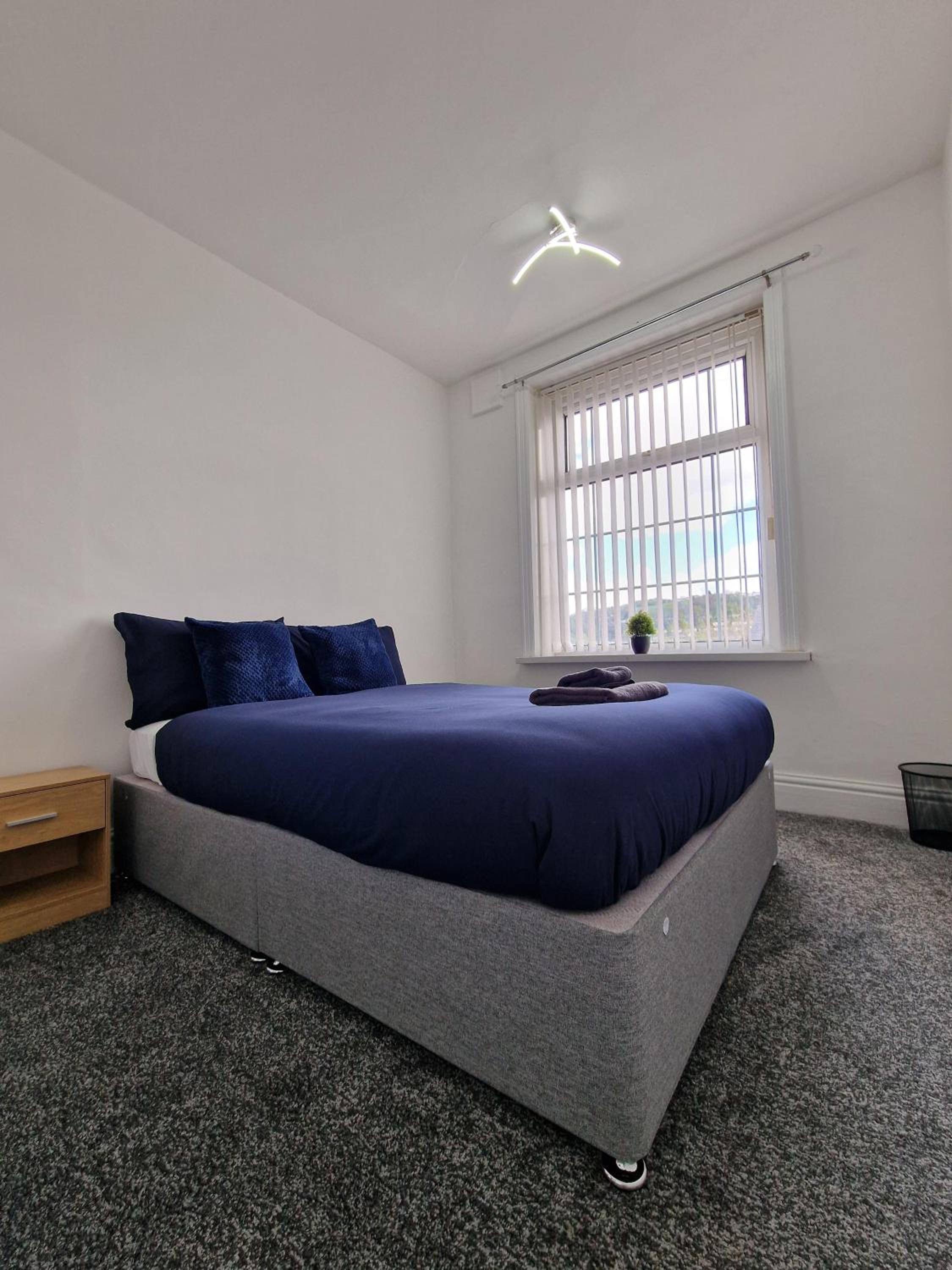Stylish 4 Double Bedroom House in Bradford, Views of Hillside and parking view 4