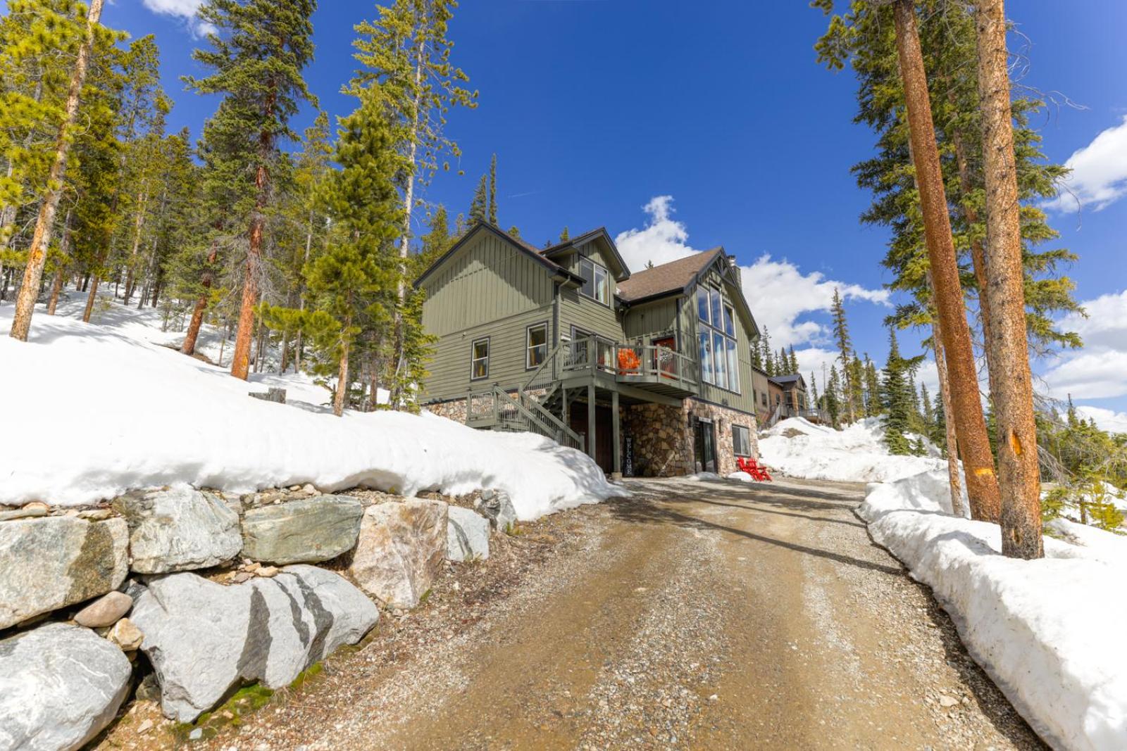 Alpine View Lodge: Mountain Views, Hot Tub, Dog Friendly view 2