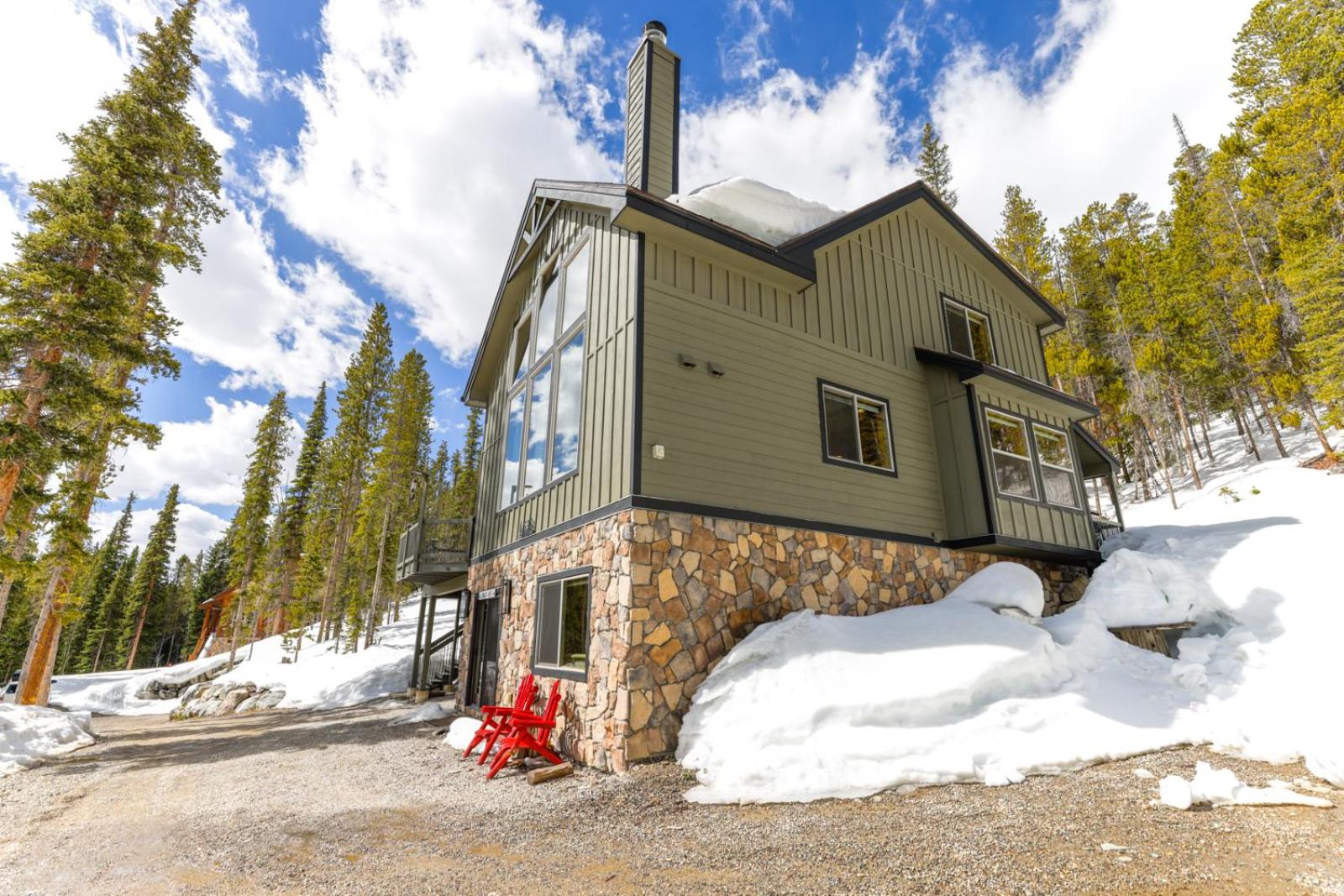 Alpine View Lodge: Mountain Views, Hot Tub, Dog Friendly view 3