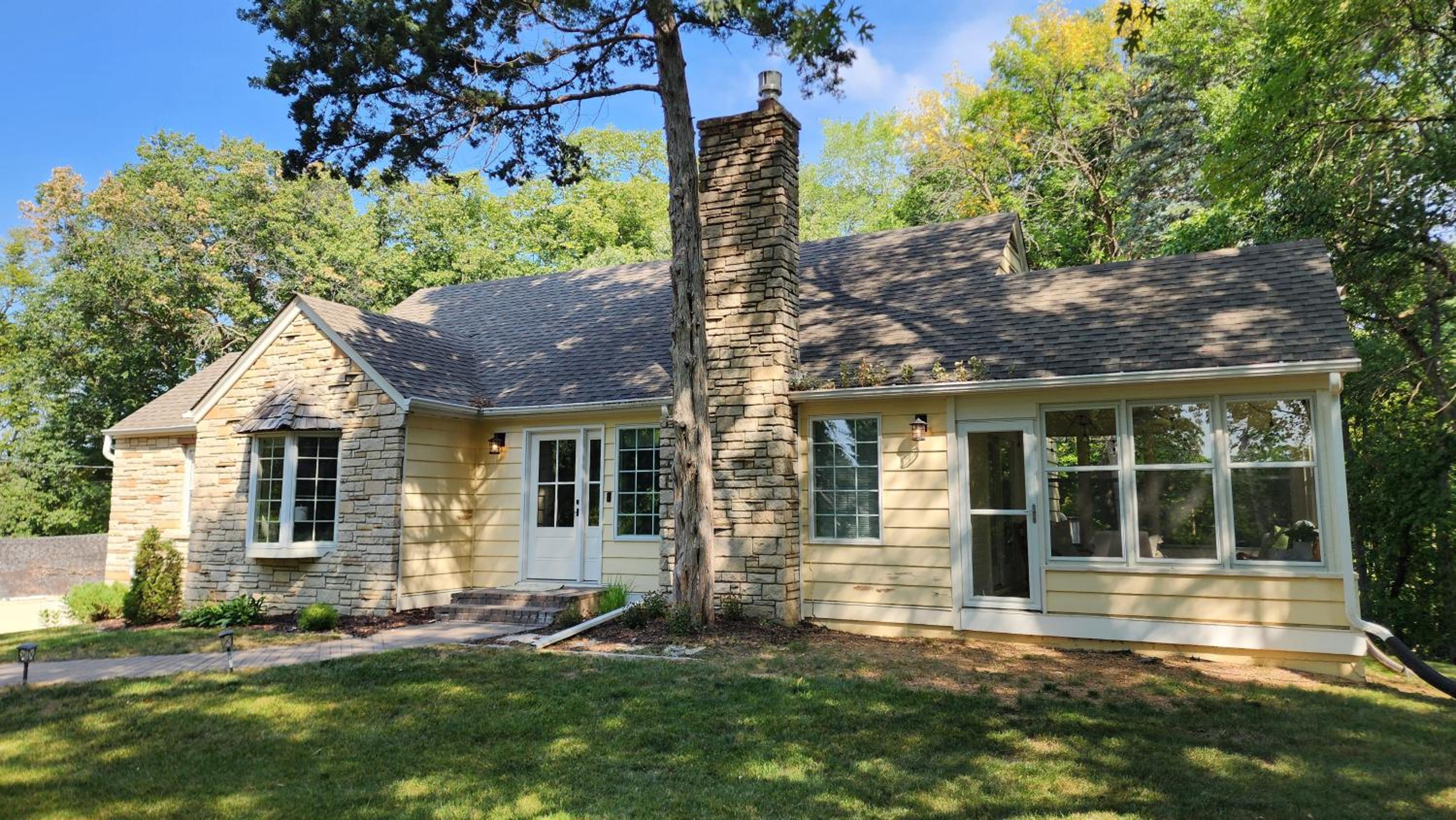 Minneapolis / St Paul Vacations - Cheerful 3-bedroom in Wayzata on private wooded lot - Property Image 1