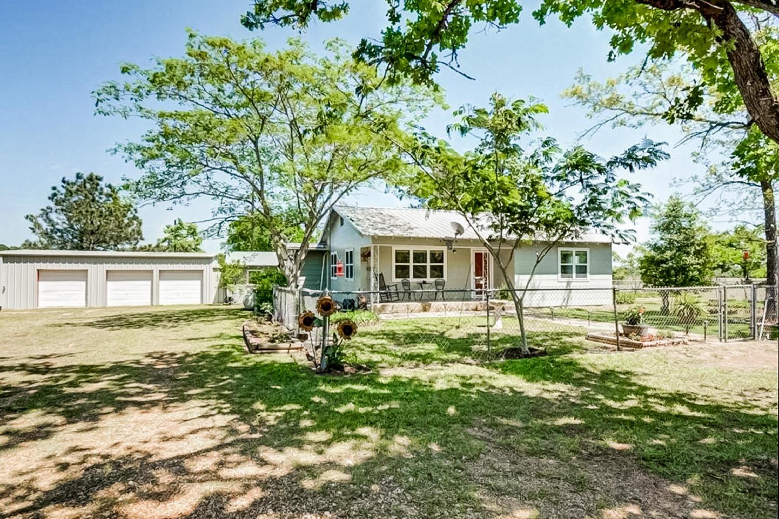 Fenced Yard! Peaceful Retreat in Smithville