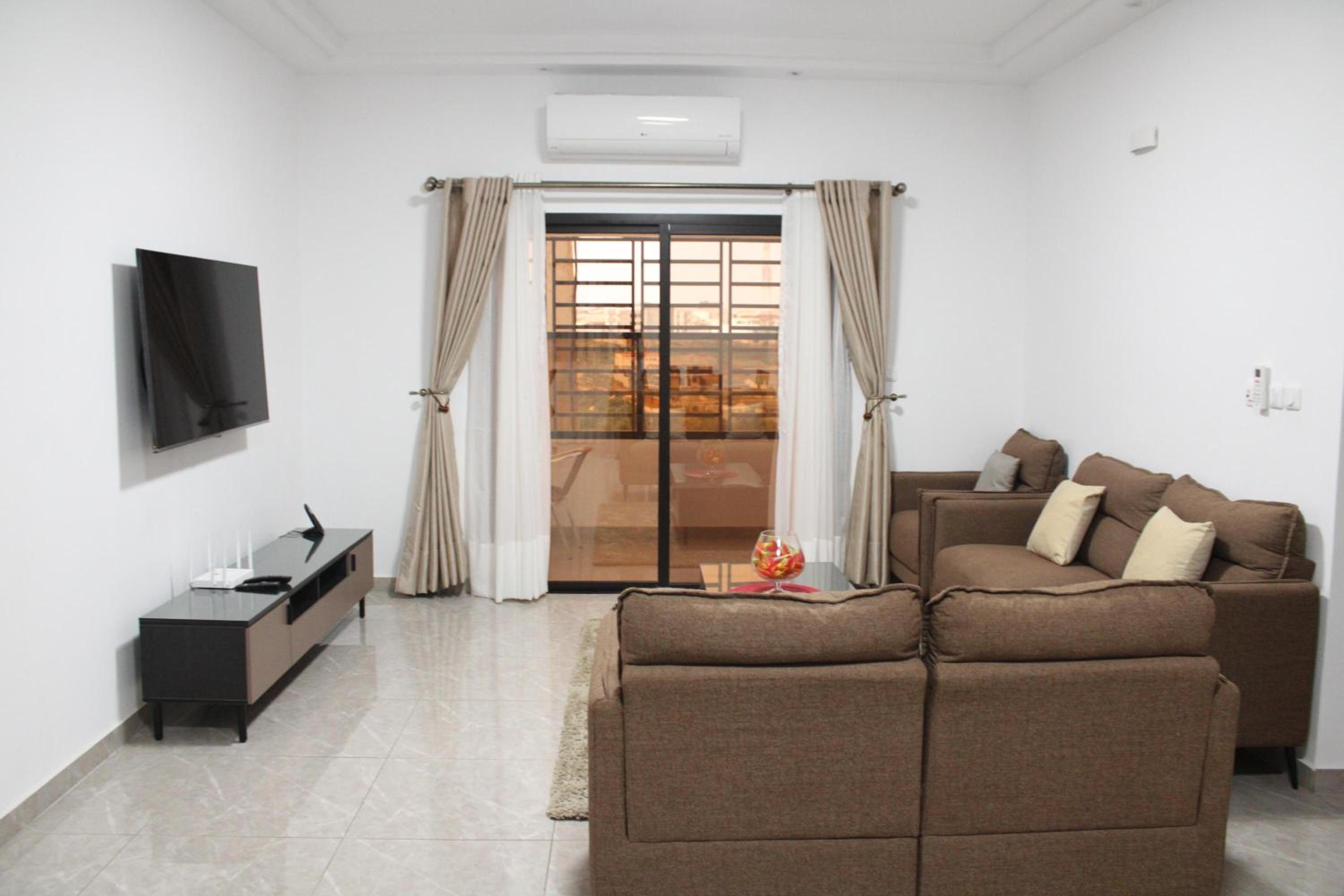 3 Appartements Indépendants - 1 ou 2 Chambres - Du Voyageur Solo au Groupe de 10 personnes - Résidence Calme, Proche Abidjan