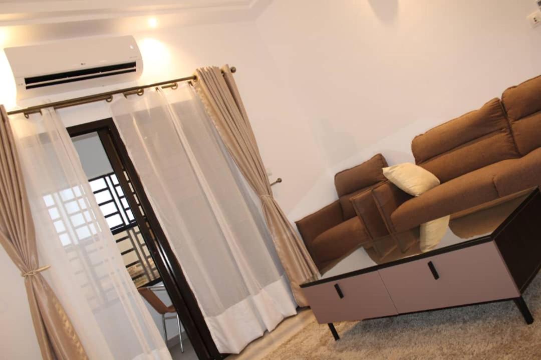 3 Appartements Indépendants - 1 ou 2 Chambres - Du Voyageur Solo au Groupe de 10 personnes - Résidence Calme, Proche Abidjan