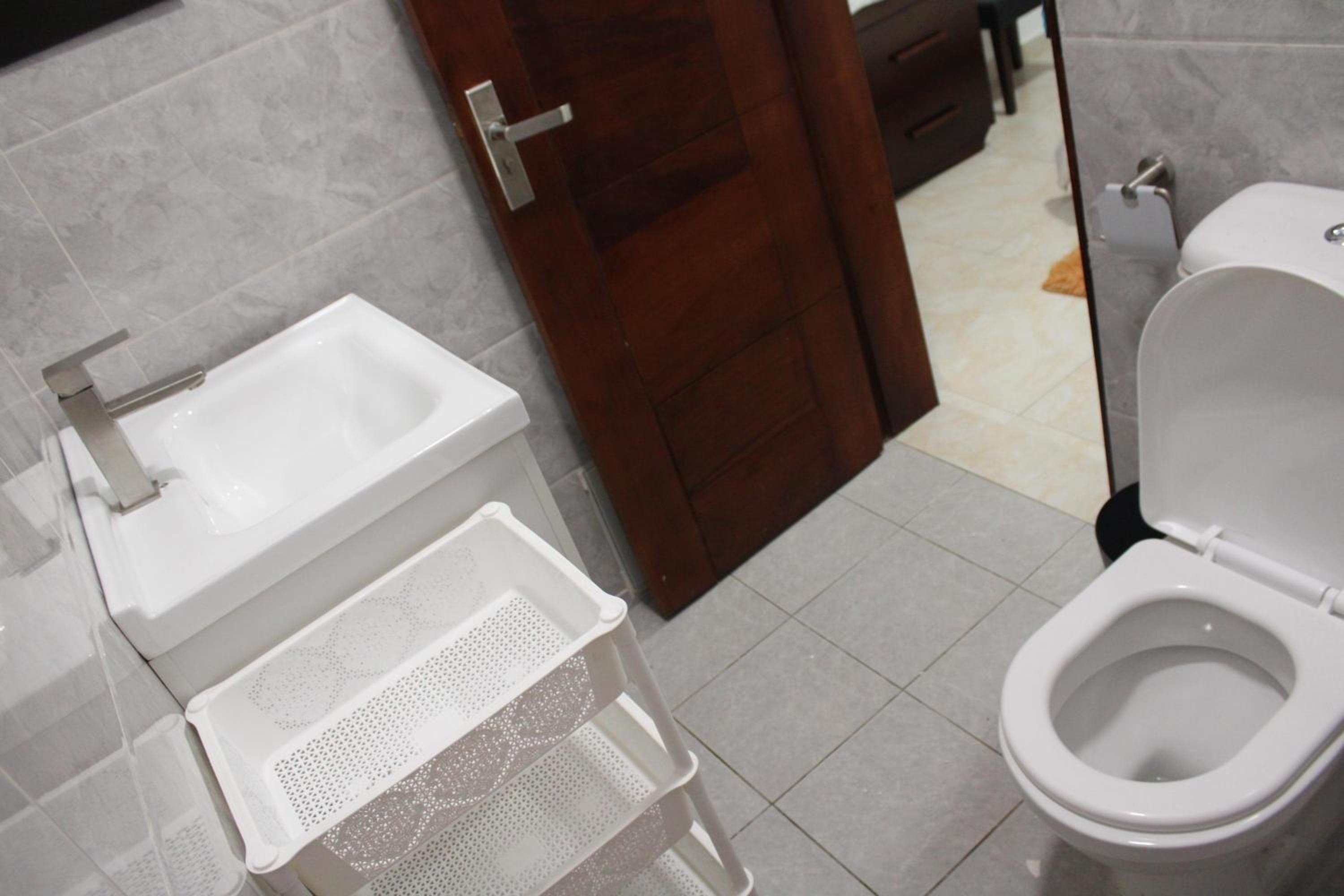 3 Appartements Indépendants - 1 ou 2 Chambres - Du Voyageur Solo au Groupe de 10 personnes - Résidence Calme, Proche Abidjan