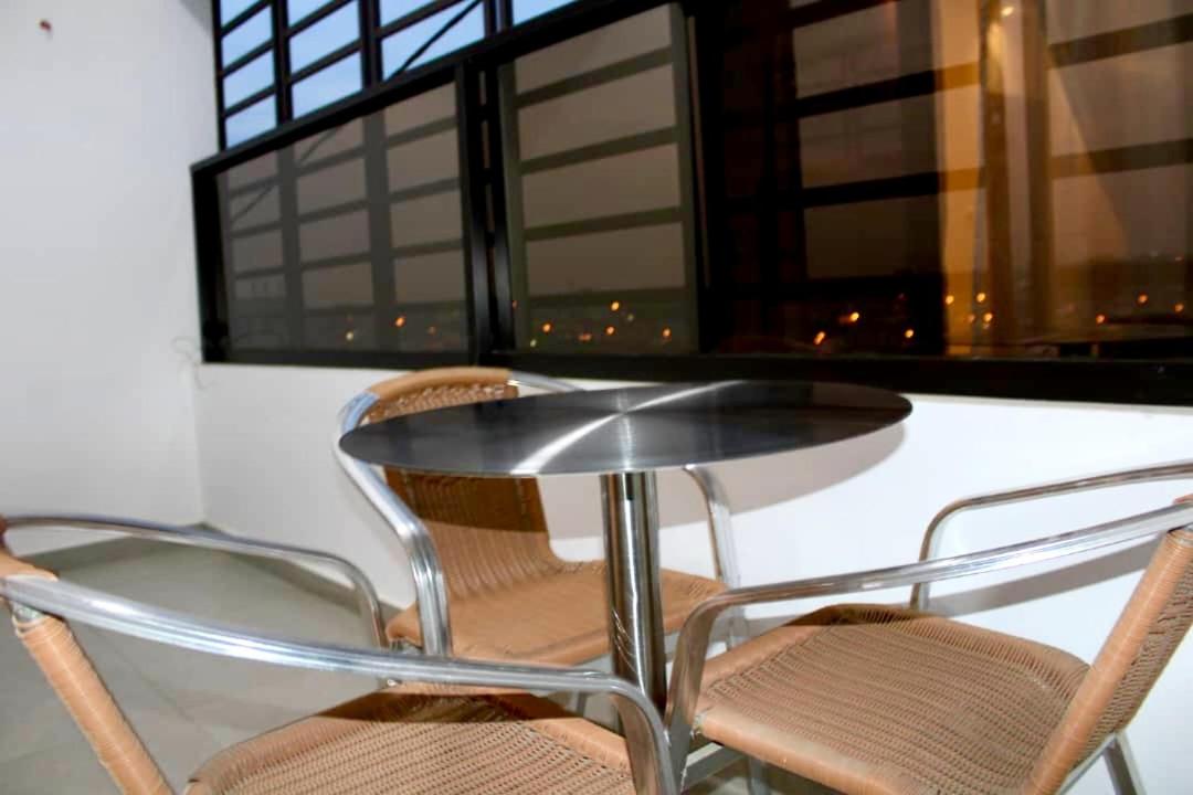 3 Appartements Indépendants - 1 ou 2 Chambres - Du Voyageur Solo au Groupe de 10 personnes - Résidence Calme, Proche Abidjan