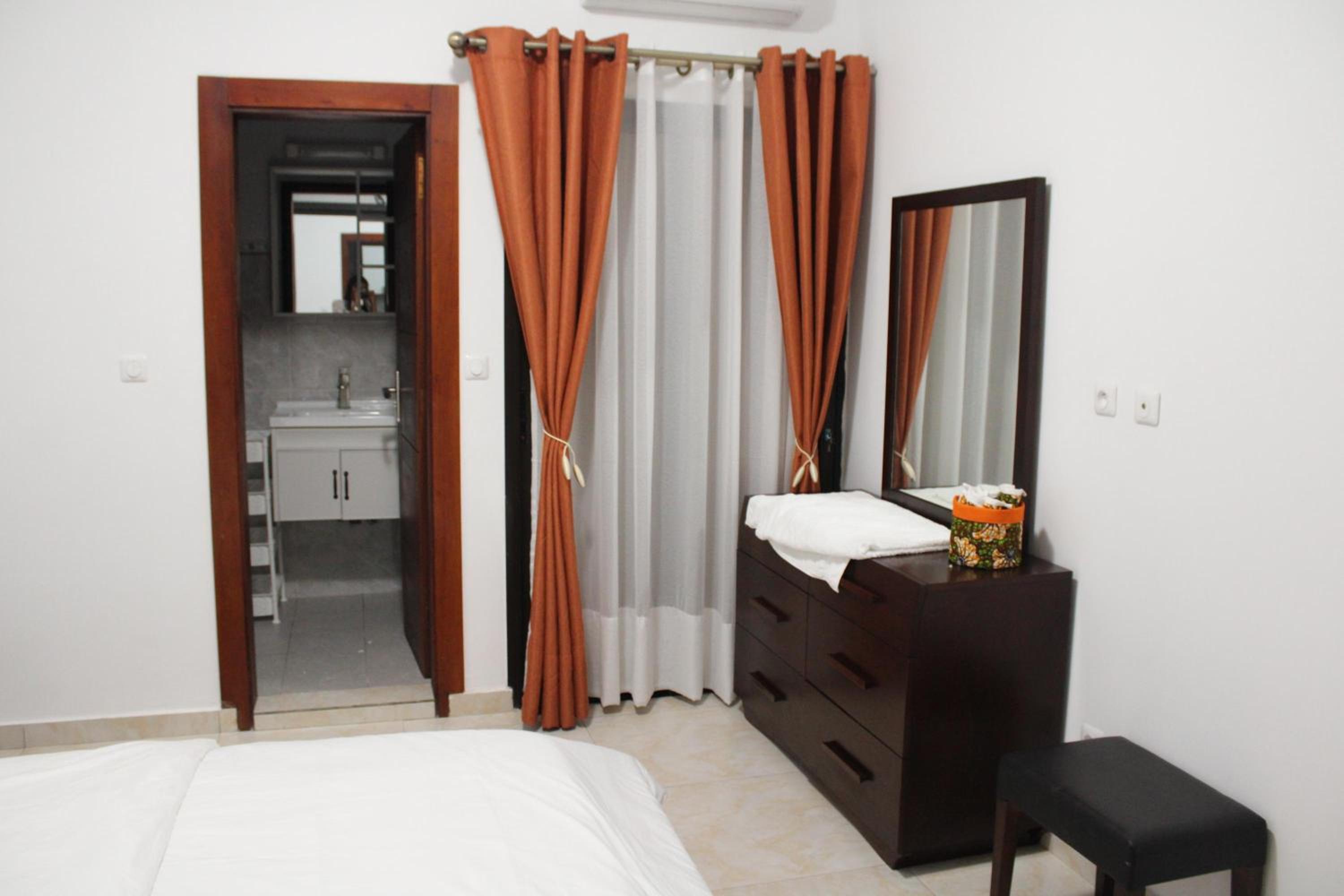 3 Appartements Indépendants - 1 ou 2 Chambres - Du Voyageur Solo au Groupe de 10 personnes - Résidence Calme, Proche Abidjan