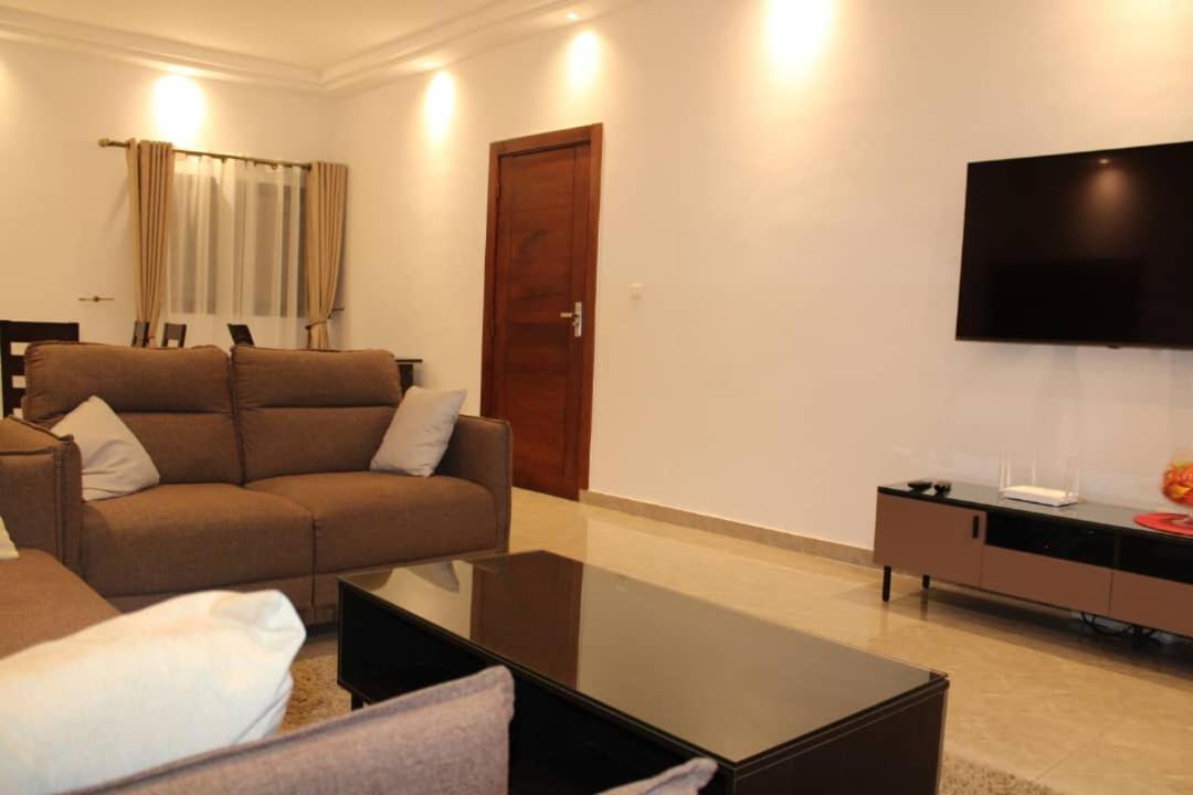 3 Appartements Indépendants - 1 ou 2 Chambres - Du Voyageur Solo au Groupe de 10 personnes - Résidence Calme, Proche Abidjan