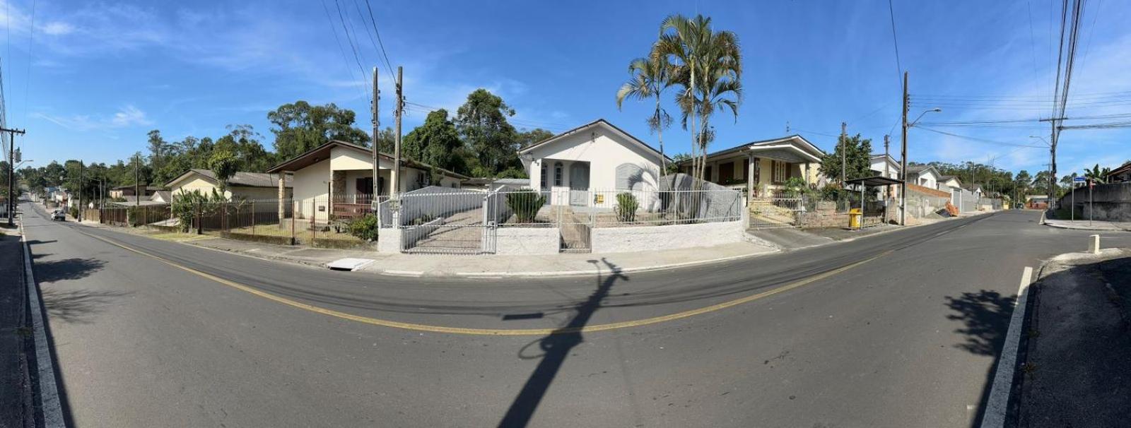 Linda e Ampla Casa Inteira Próxima ao Centro de Criciúma