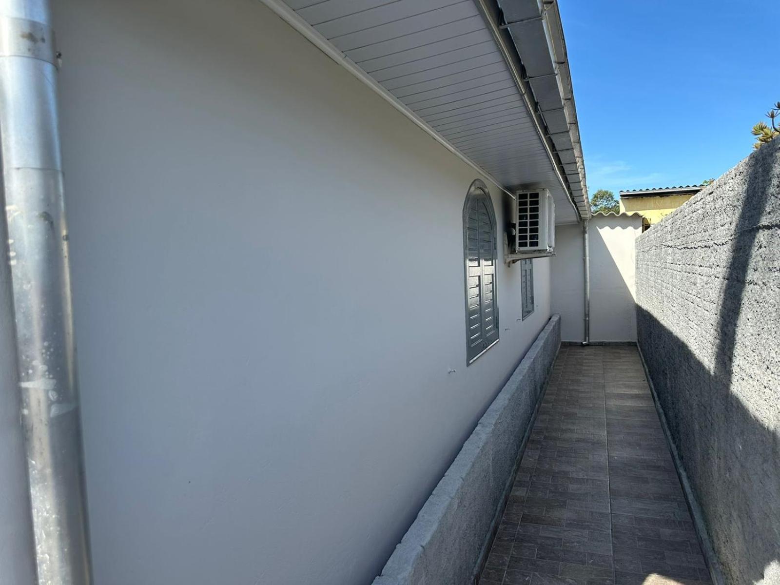 Linda e Ampla Casa Inteira Próxima ao Centro de Criciúma