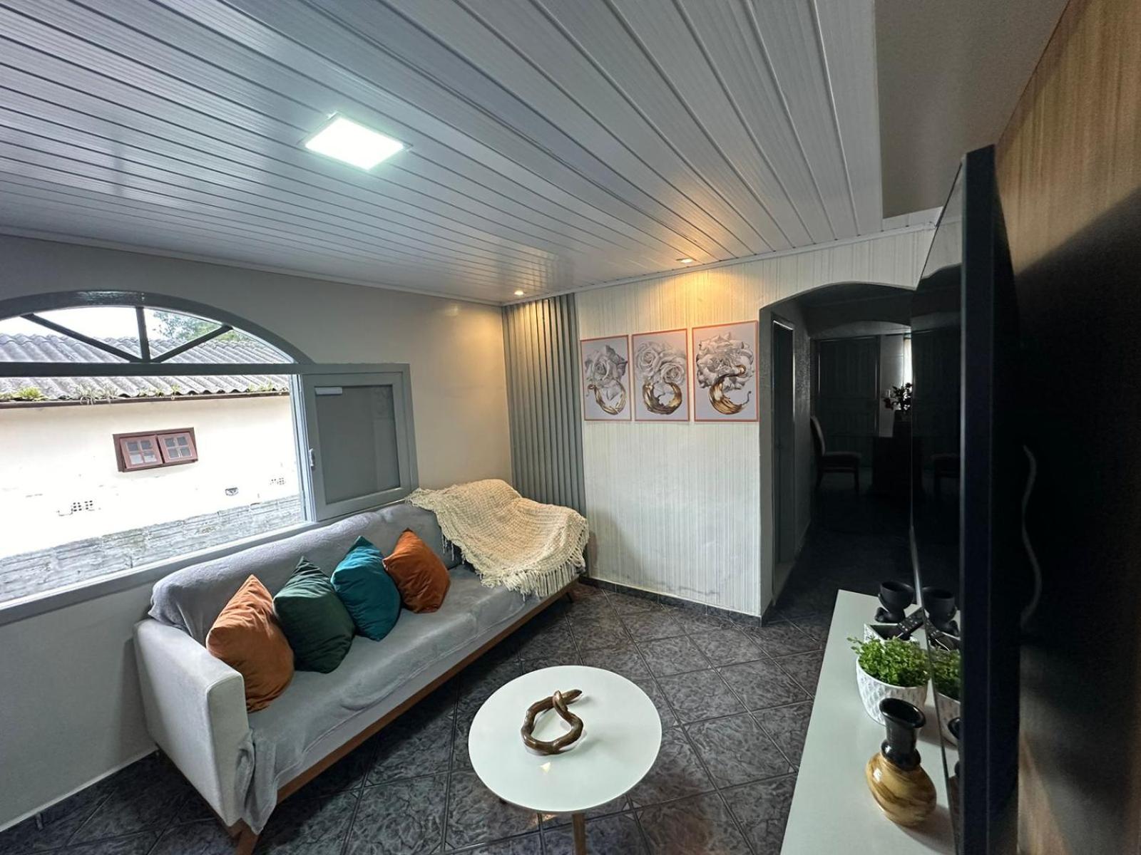 Linda e Ampla Casa Inteira Próxima ao Centro de Criciúma