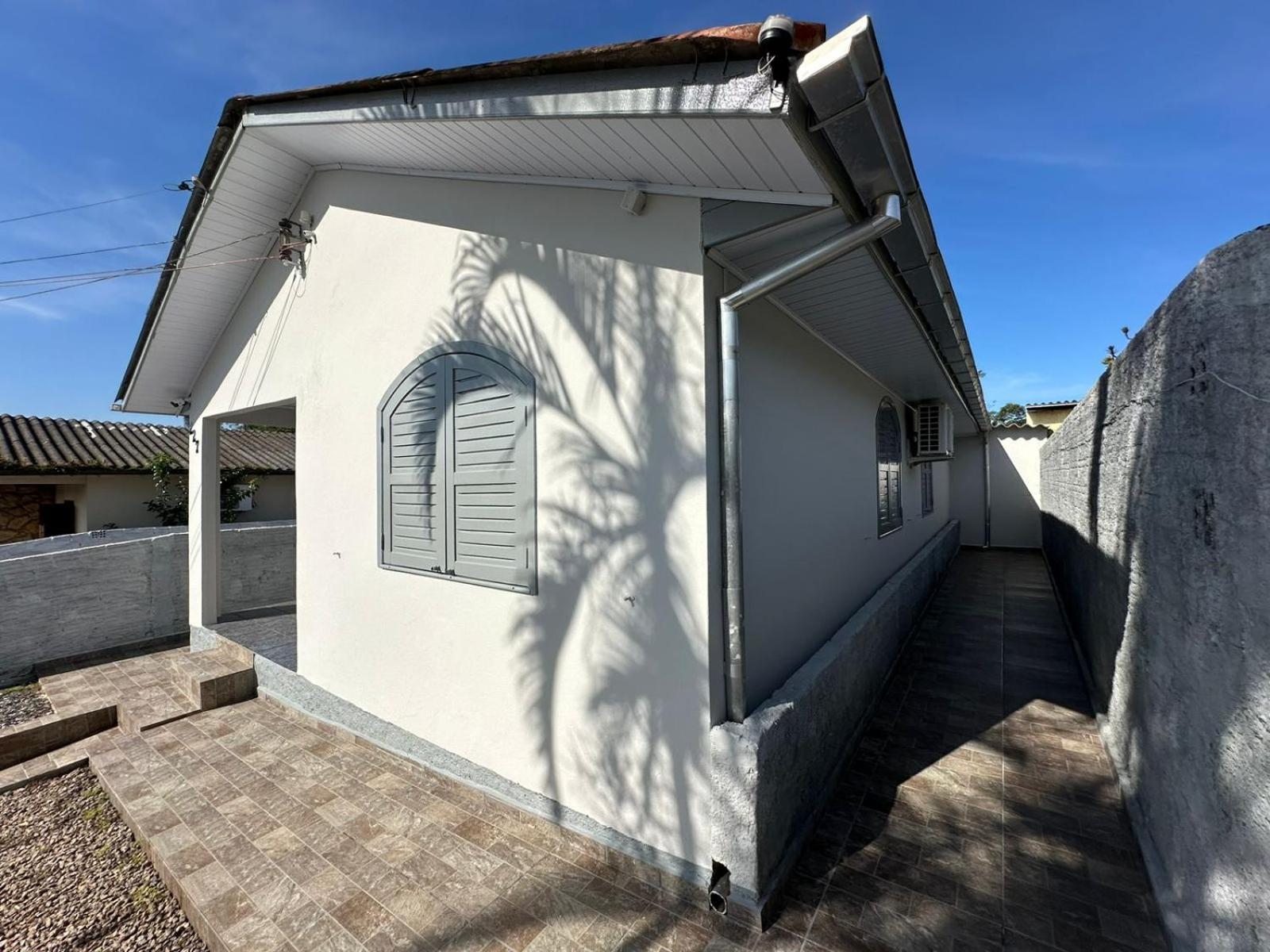 Linda e Ampla Casa Inteira Próxima ao Centro de Criciúma