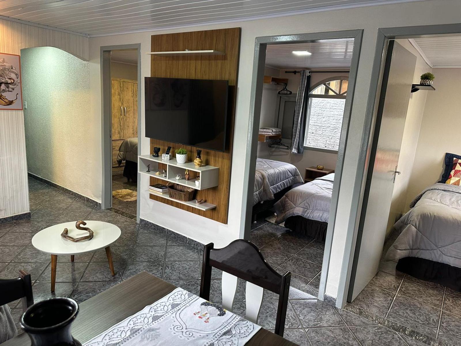 Linda e Ampla Casa Inteira Próxima ao Centro de Criciúma