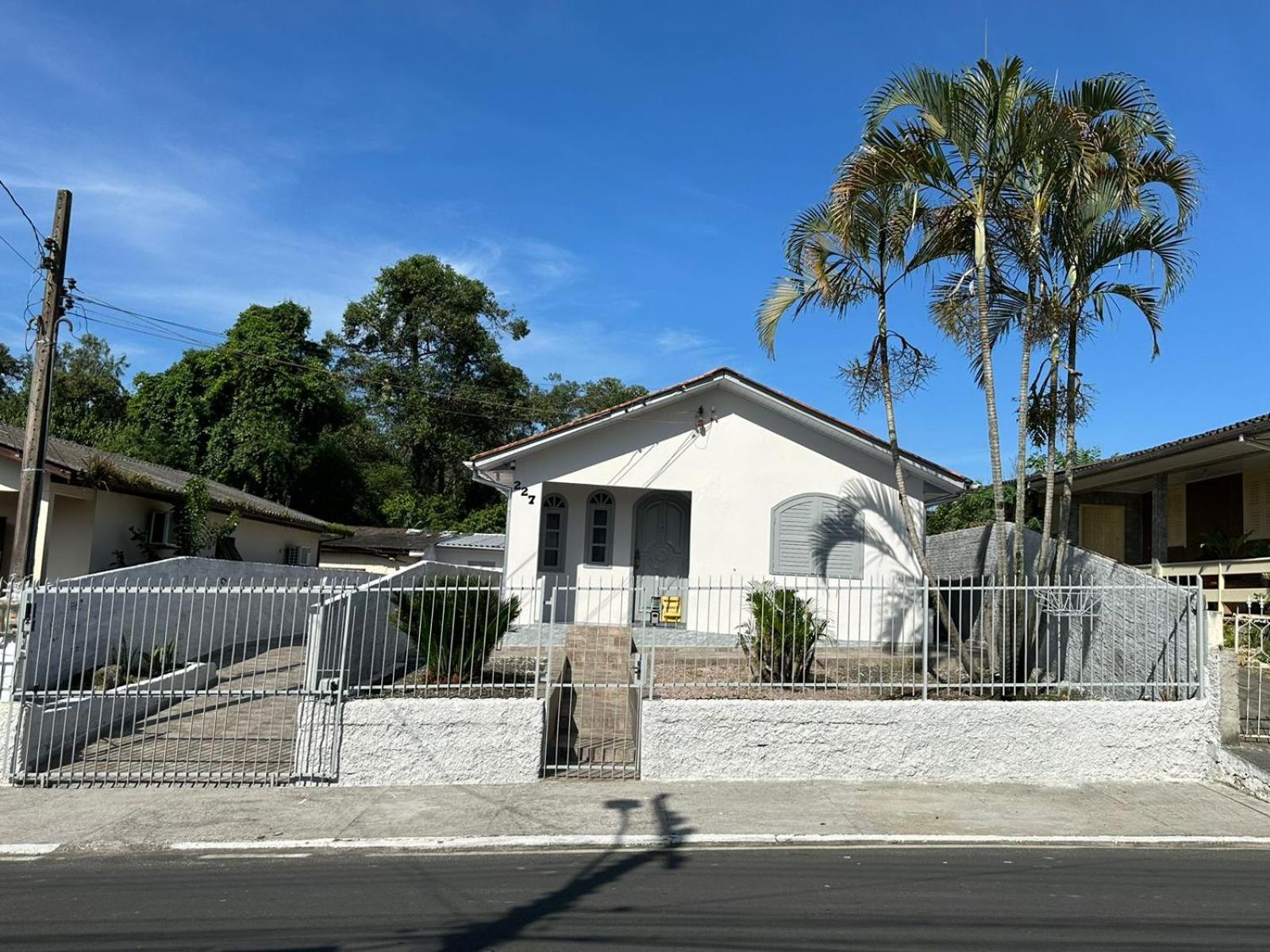 Linda e Ampla Casa Inteira Próxima ao Centro de Criciúma