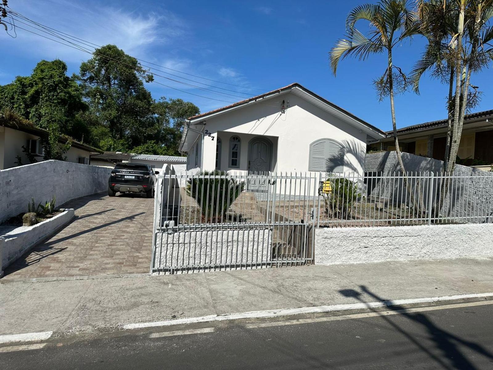 Linda e Ampla Casa Inteira Próxima ao Centro de Criciúma