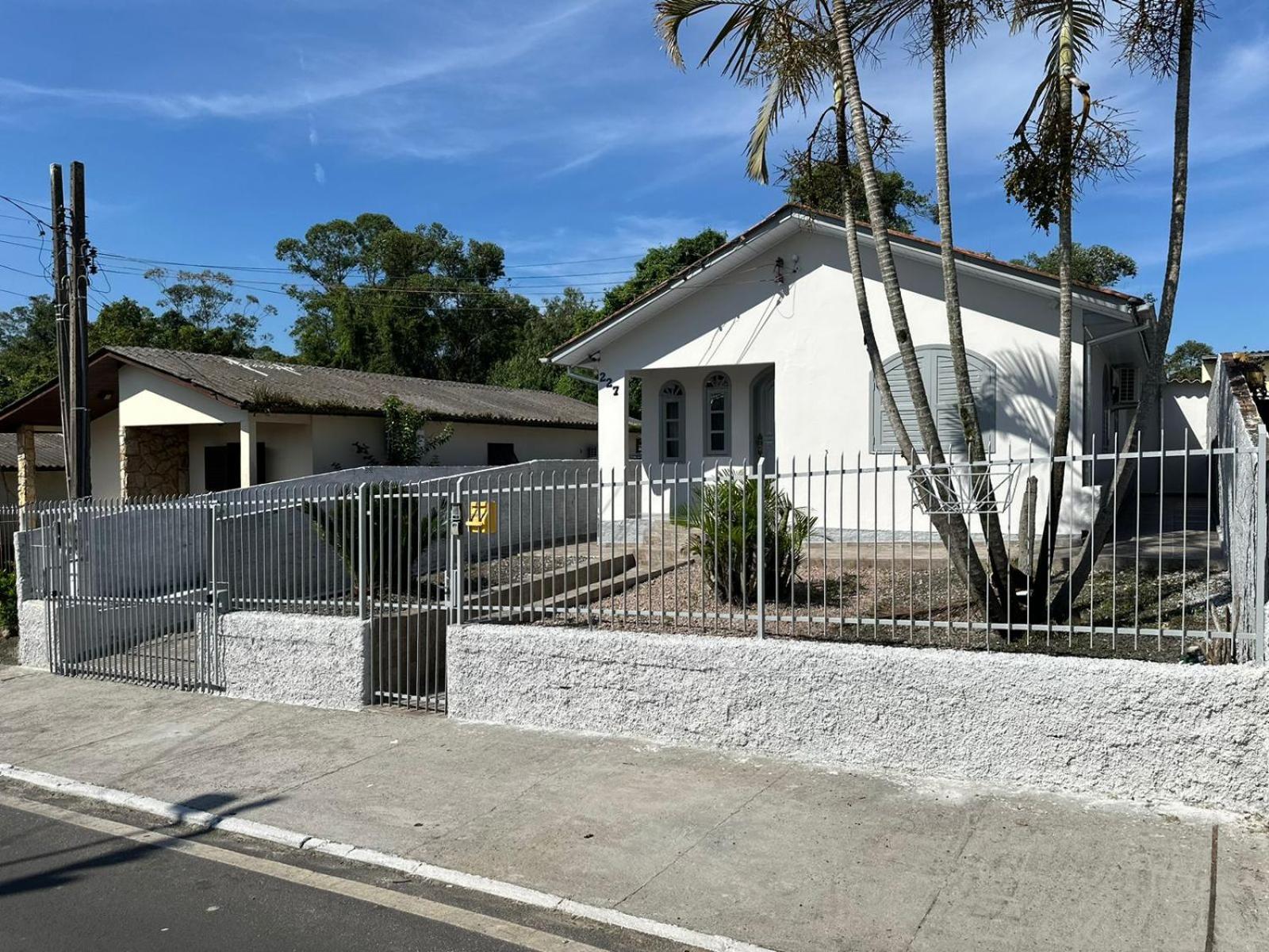 Linda e Ampla Casa Inteira Próxima ao Centro de Criciúma