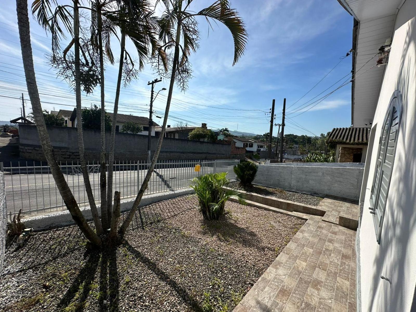 Linda e Ampla Casa Inteira Próxima ao Centro de Criciúma