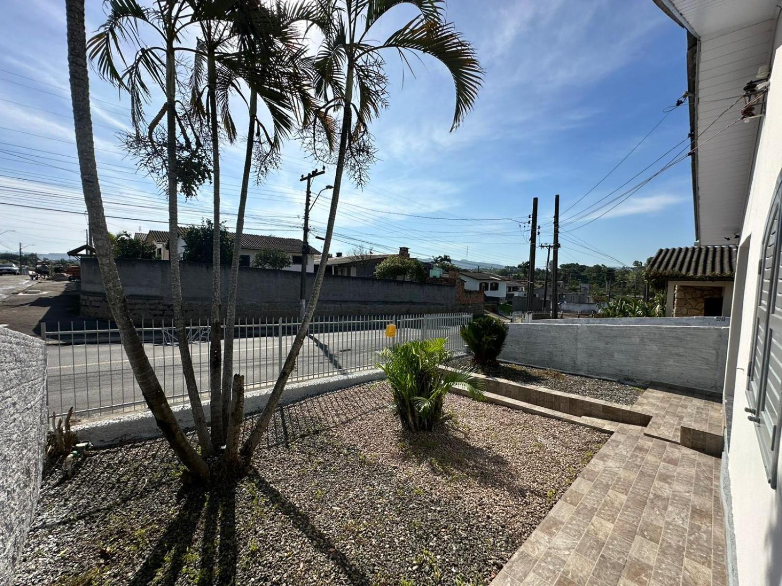 Linda e Ampla Casa Inteira Próxima ao Centro de Criciúma