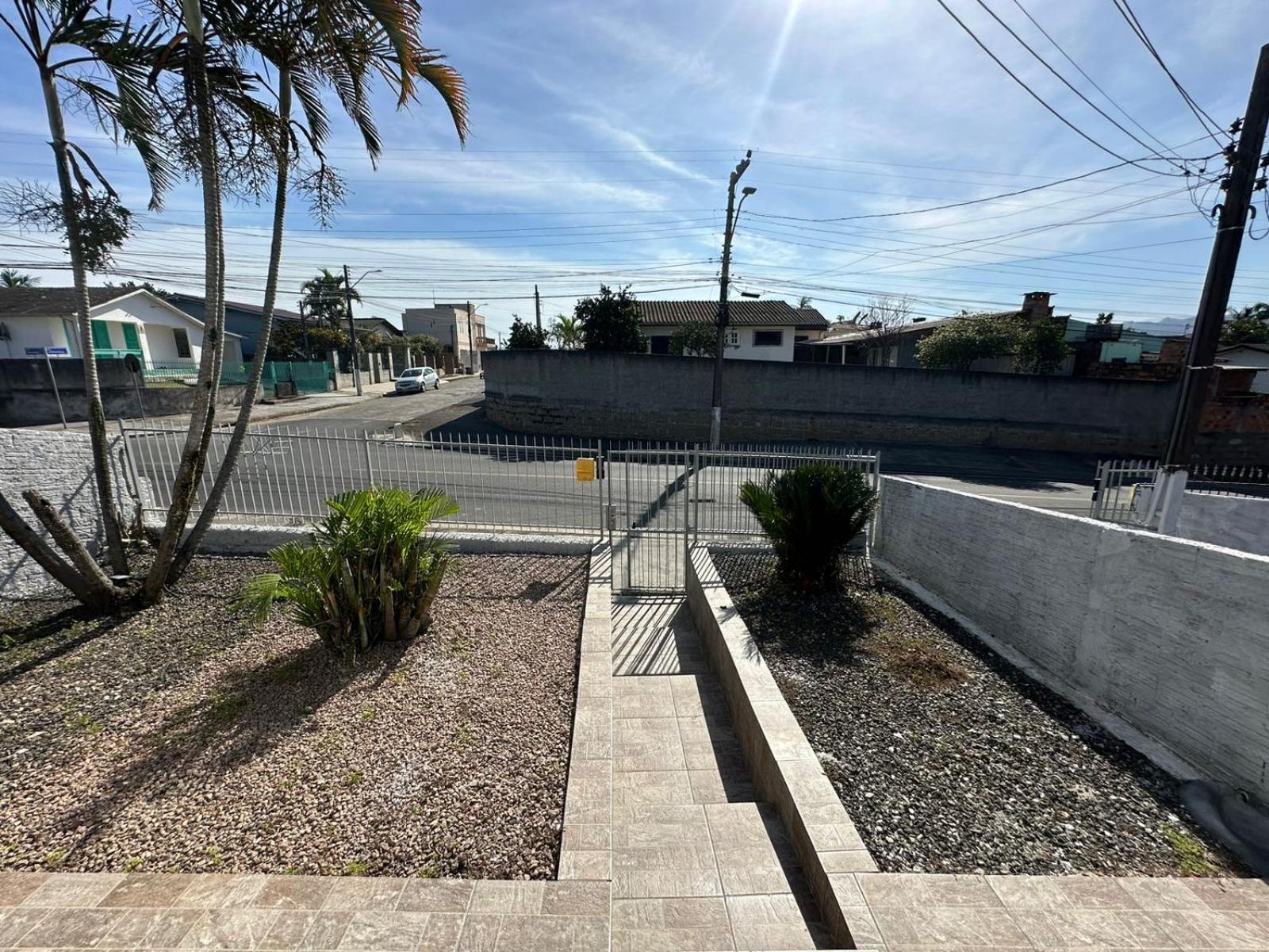 Linda e Ampla Casa Inteira Próxima ao Centro de Criciúma