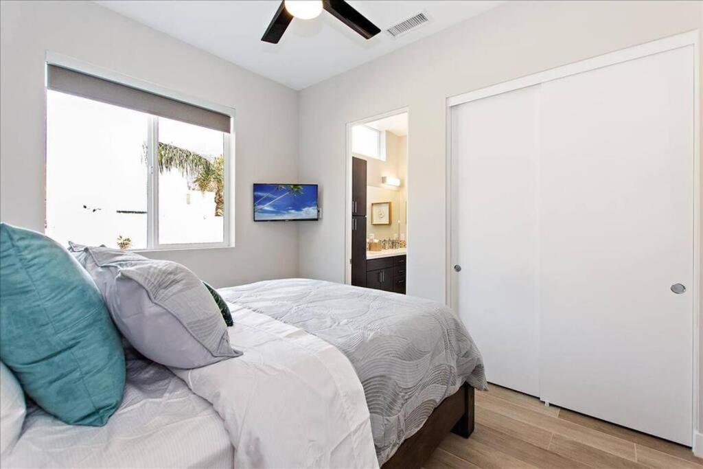 Modern 3 bdrm 3 Bth stunner! view 4