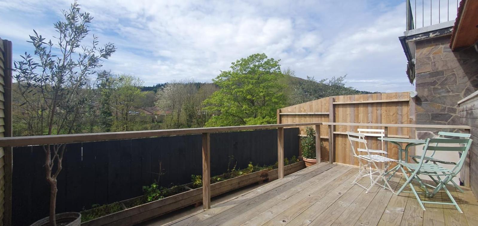 Hotel 2 Bed gem with views 4 train stops to Cardiff Centre - Image 1