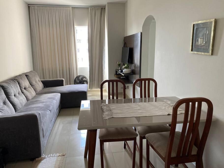 Apartamento perto de tudo em condomínio fechado.
