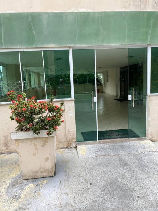 Apartamento perto de tudo em condomínio fechado.