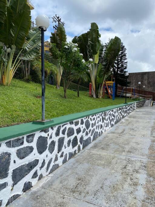 Apartamento perto de tudo em condomínio fechado.