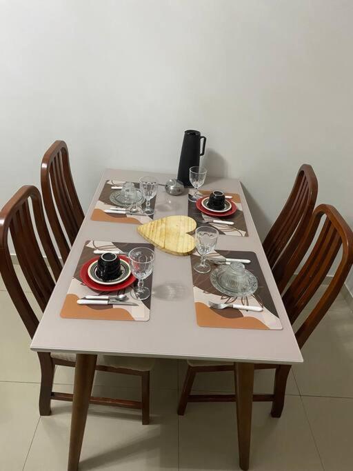 Apartamento perto de tudo em condomínio fechado.