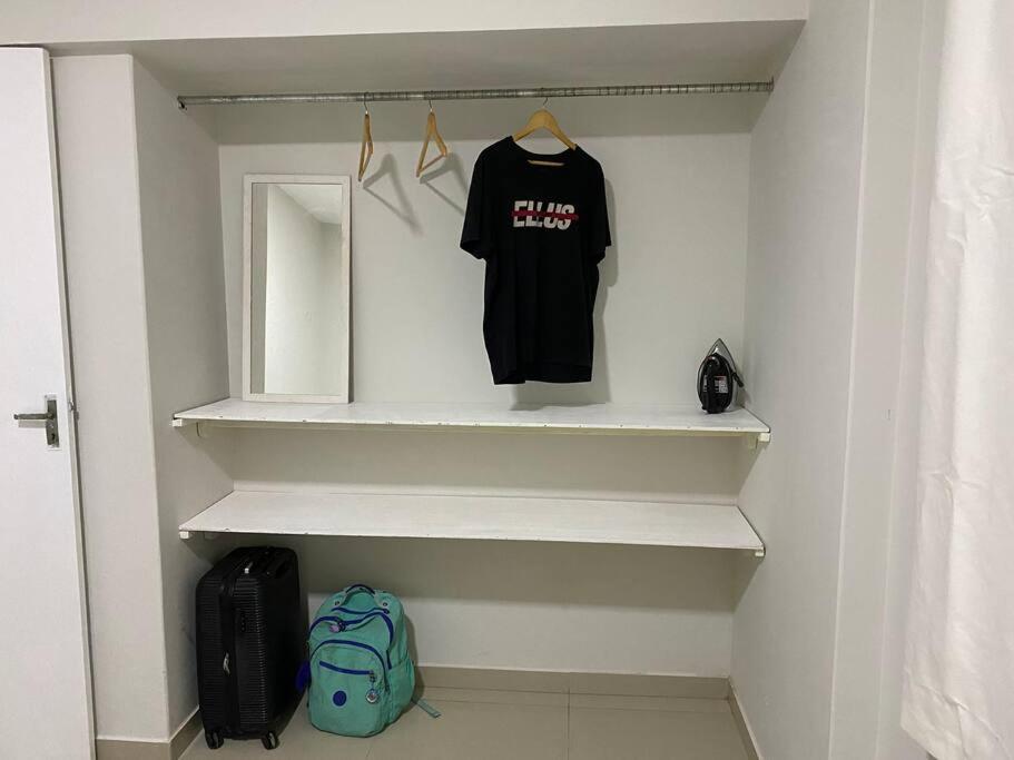 Apartamento perto de tudo em condomínio fechado.