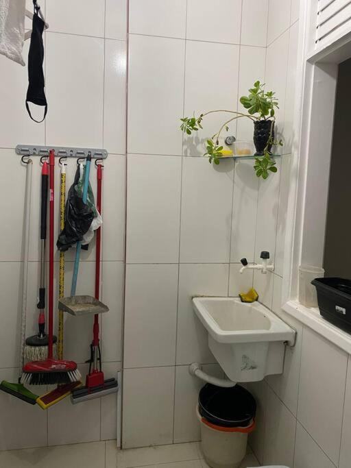 Apartamento perto de tudo em condomínio fechado.