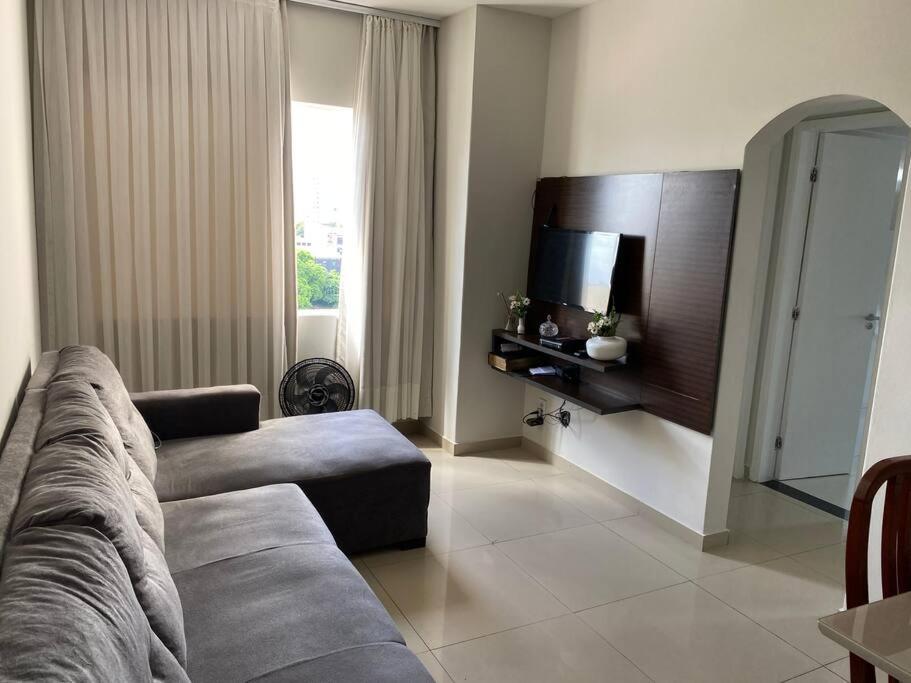 Apartamento perto de tudo em condomínio fechado.