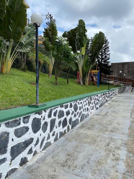 Apartamento perto de tudo em condomínio fechado.
