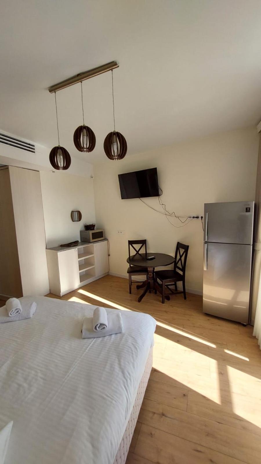 White Sales AmiranApartment (AA)