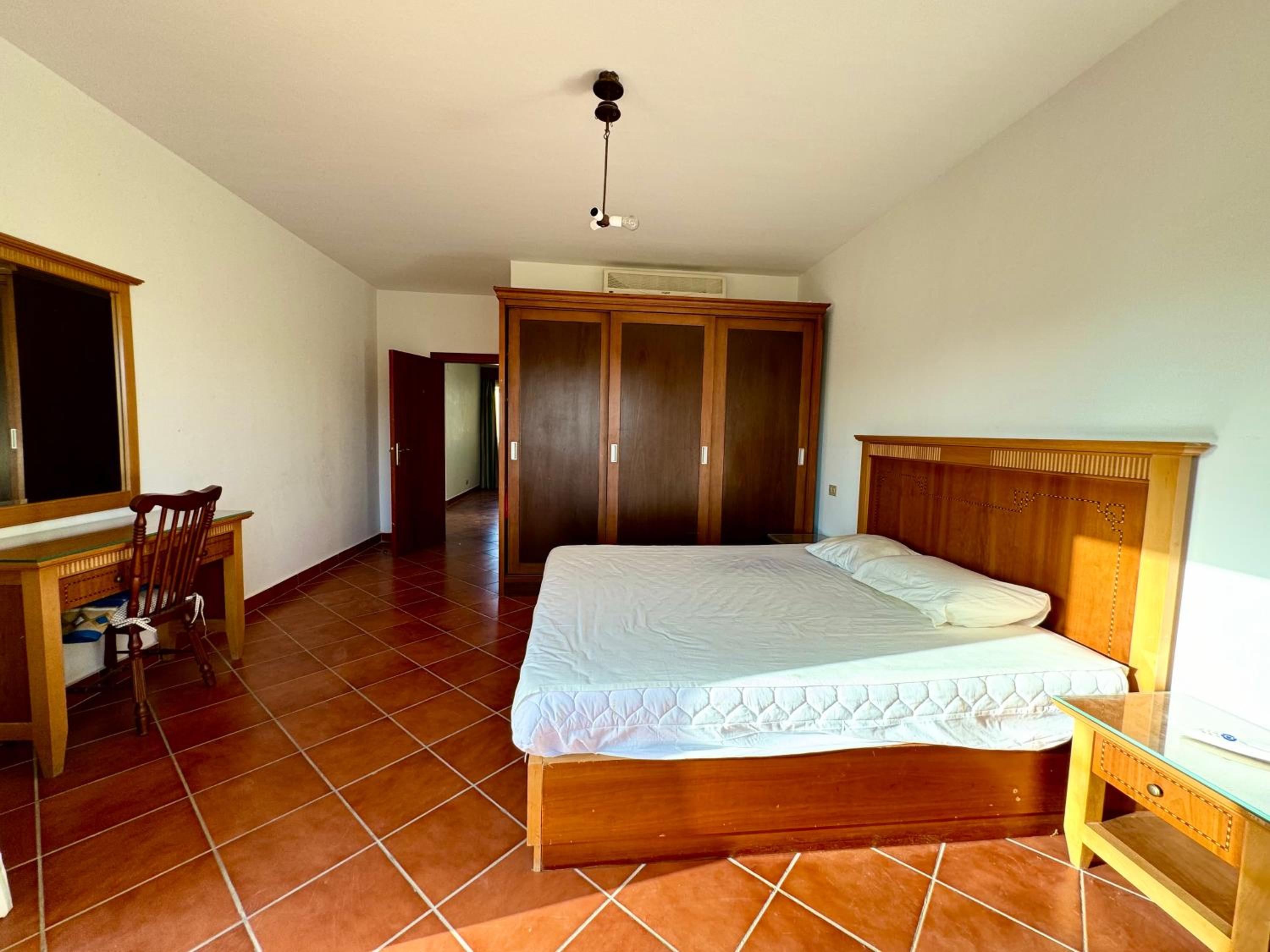 Luxury 5BR Villa with Sea View & Garden in Einbay view 5